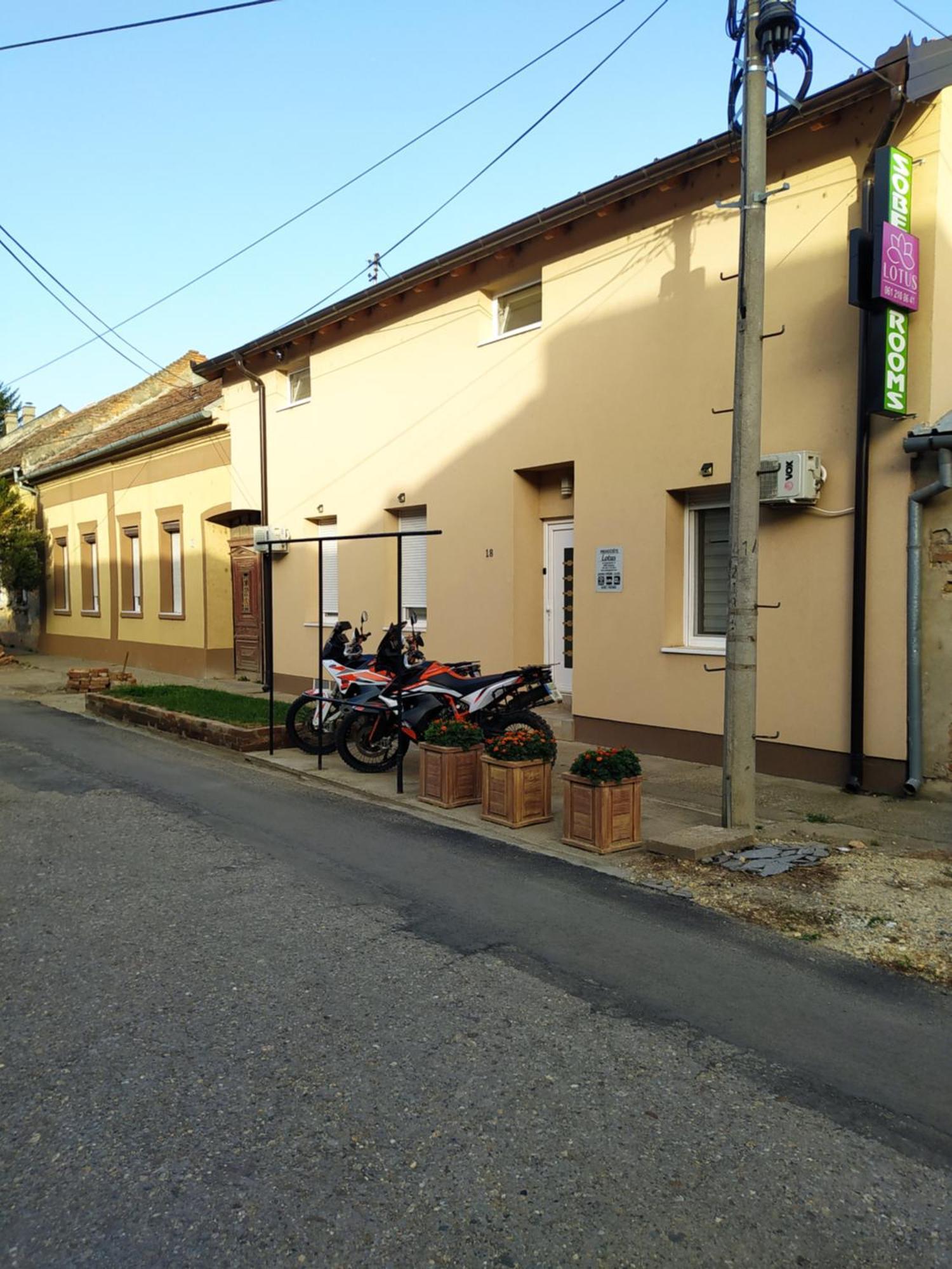 Lotus House Apartment Zrenjanin Luaran gambar